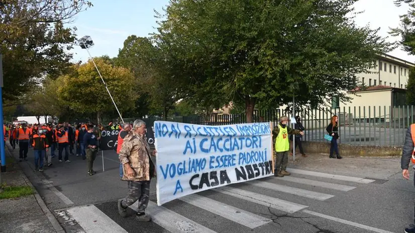 Cacciatori in manifestazione: «Più rispetto nei controlli sui richiami vivi»
