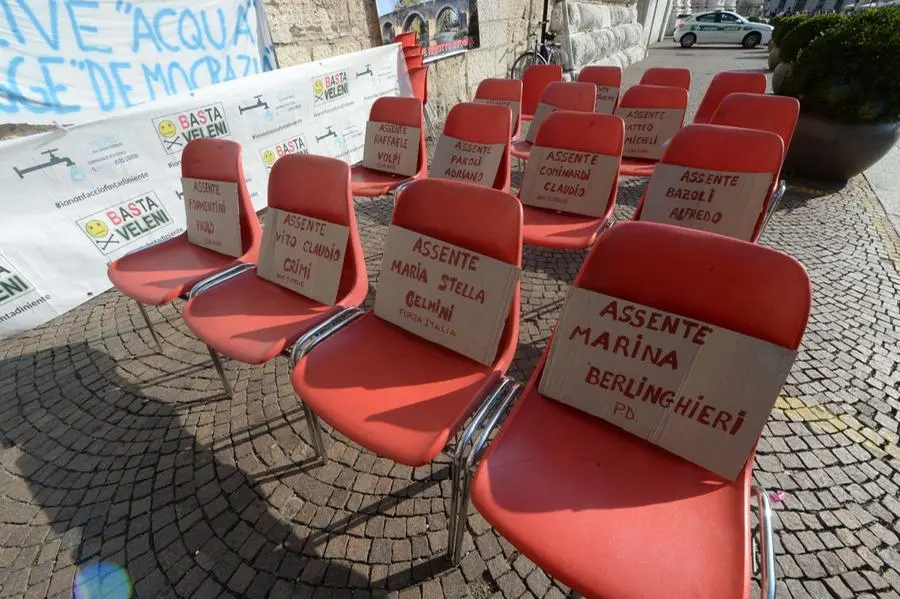 Le sedie vuote dei parlamentari invitati al presidio contro il depuratore del Garda