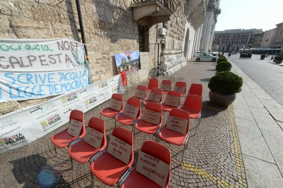 Le sedie vuote dei parlamentari invitati al presidio contro il depuratore del Garda