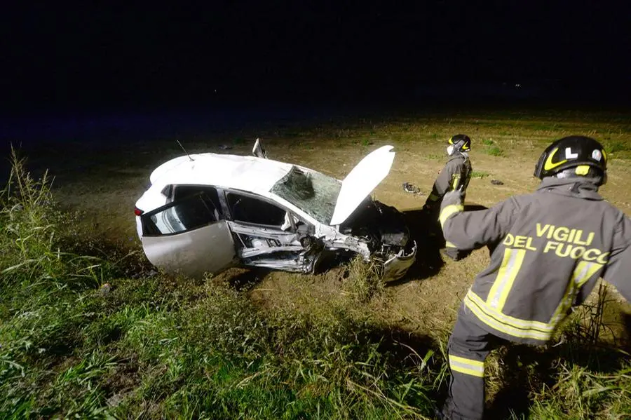 Borgo San Giacomo, auto si ribalta: quattro feriti, due sono gravi