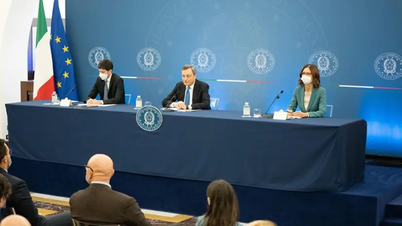 La conferenza stampa per il nuovo decreto, da sinistra Roberto Speranza, Mario Draghi e Maria Stella Gelmini - Foto Ansa  © www.giornaledibrescia.it