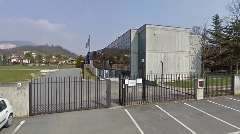 La scuola media di Botticino, dove il professore ha fatto una supplenza di tre settimane - Foto Google Maps