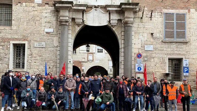 In sciopero: i lavoratori del settore Igiene ambientale ieri al Broletto - © www.giornaledibrescia.it