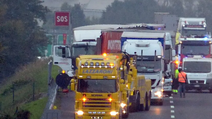 Tamponamento a catena tra tir in A4