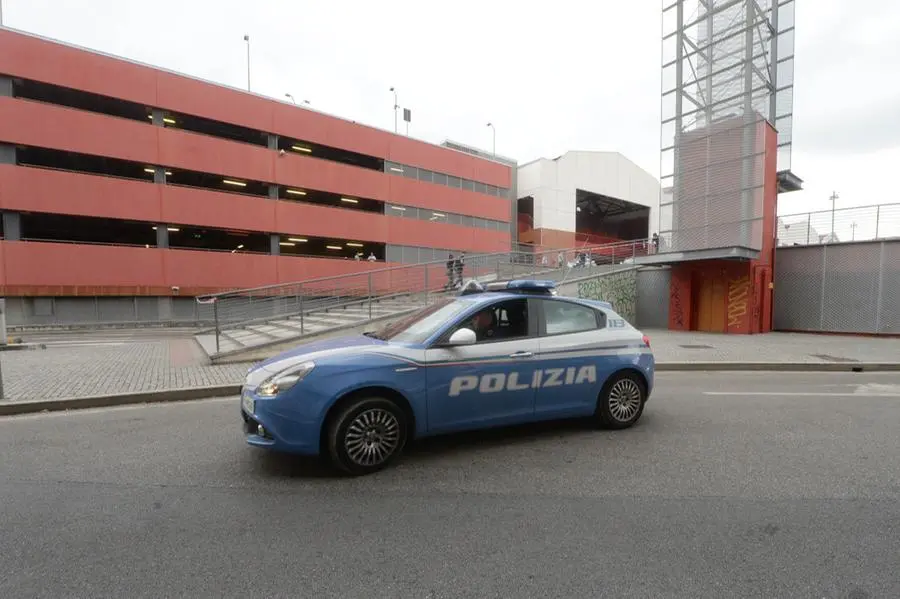 La Polizia davanti al Freccia Rossa - Foto © www.giornaledibrescia.it