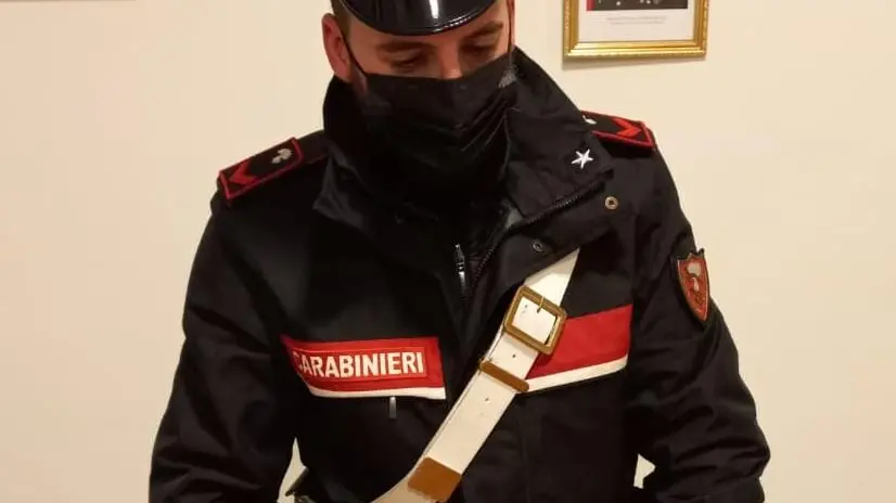 La droga e i contanti sequestrati al 18enne - Foto Carabinieri © www.giornaledibrescia.it