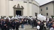 Il lancio dei palloncini fuori dalla chiesa di Capriolo