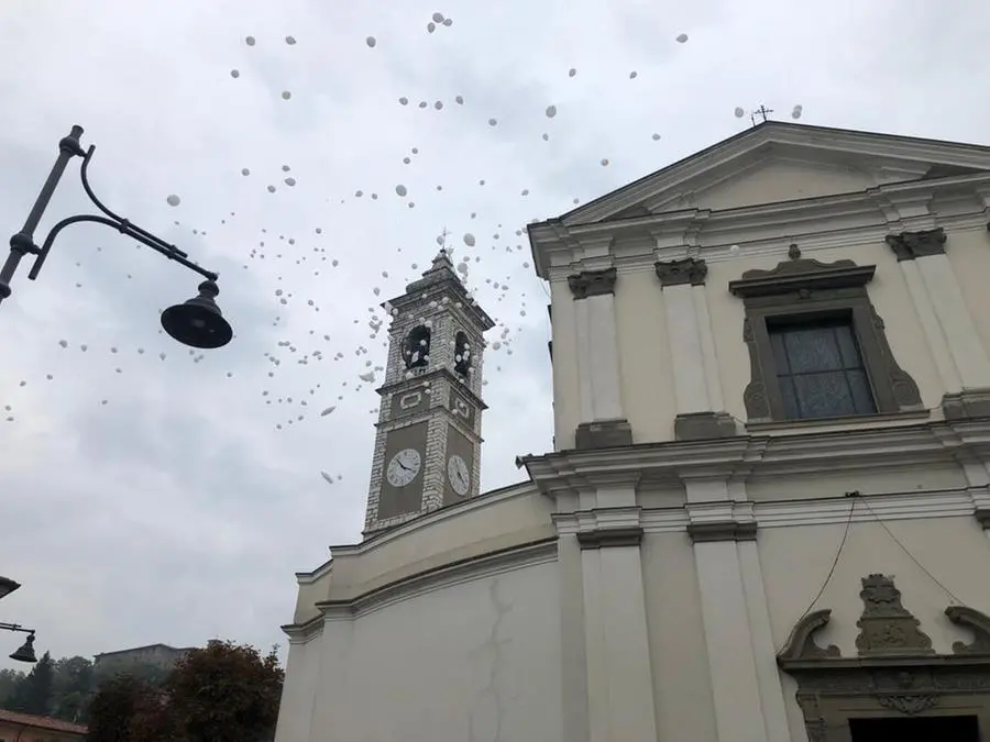 Il lancio dei palloncini fuori dalla chiesa di Capriolo