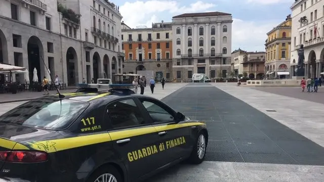 Una pattuglia della Guardia di Finanza in piazza Vittoria