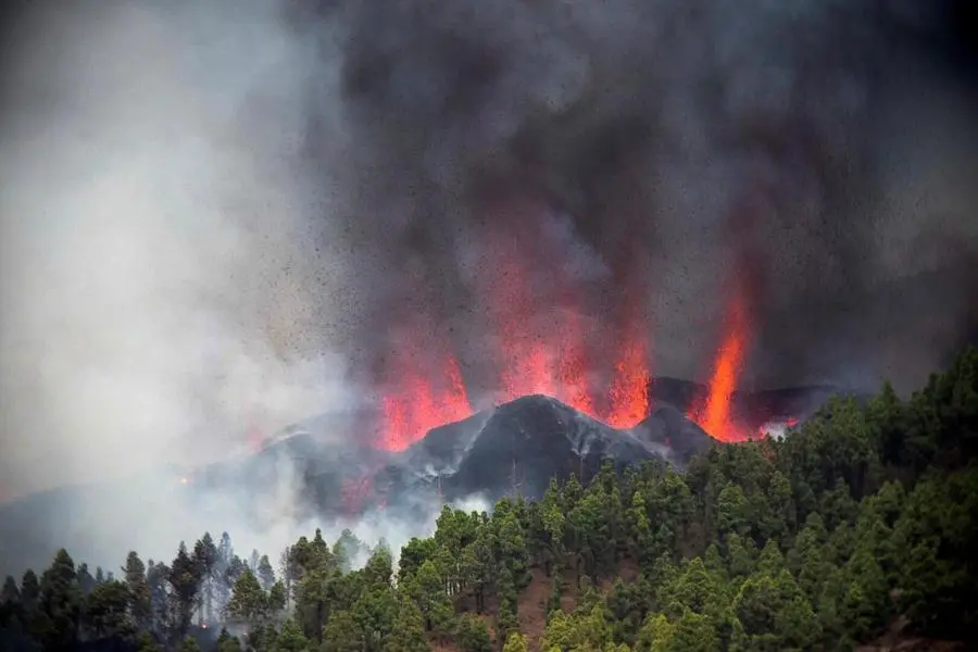 Canarie, l'eruzione del Cumbre Vieja sull'isola di La Palma
