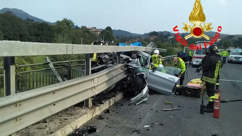 Sopraponte, spaventoso schianto dell'auto contro il guardrail