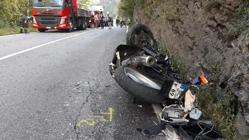 La motocicletta accartocciata dopo lo schianto sulla sp237