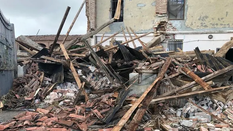 Tetti divelti e alberi sradicati a Bettegno, frazione di Pontevico
