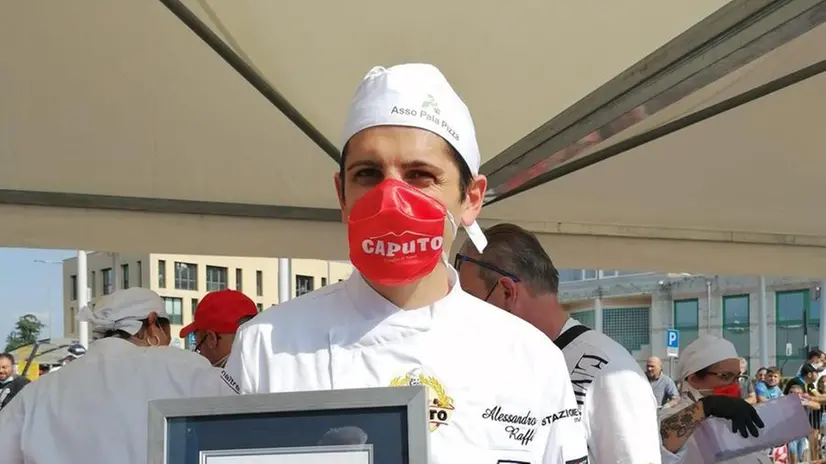 Alessandro Raffi è titolare della pizzeria Amalfitana di Chari - © www.giornaledibrescia.it
