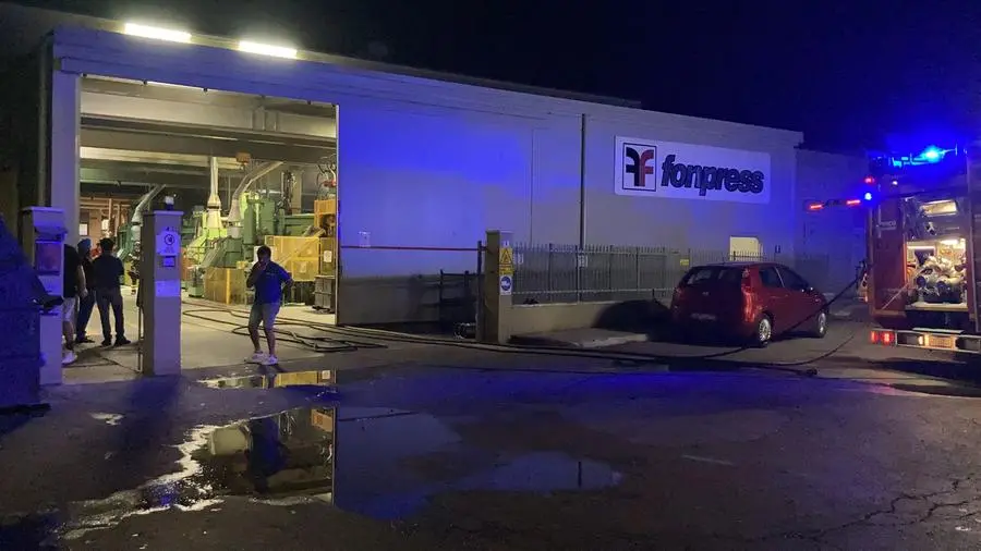 Fiamme nel capannone
