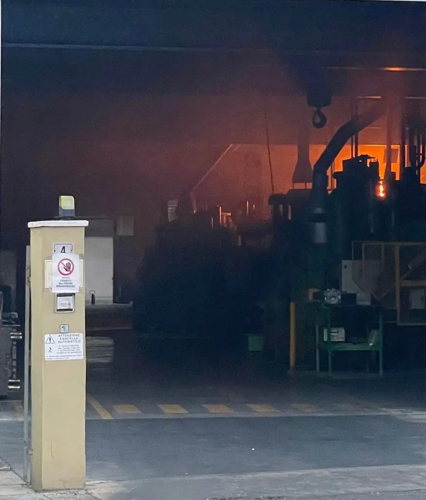Fiamme nel capannone