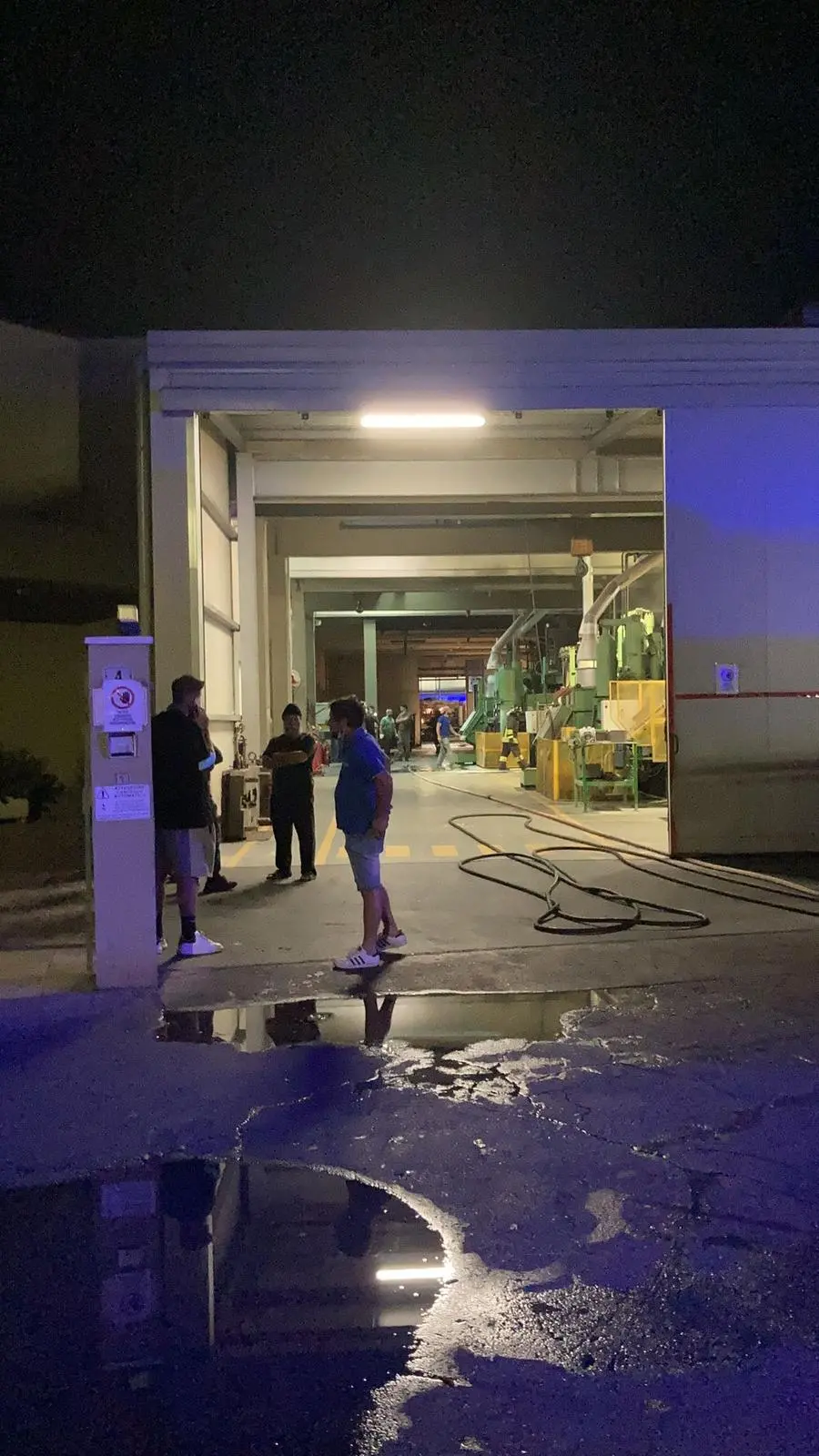 Fiamme nel capannone