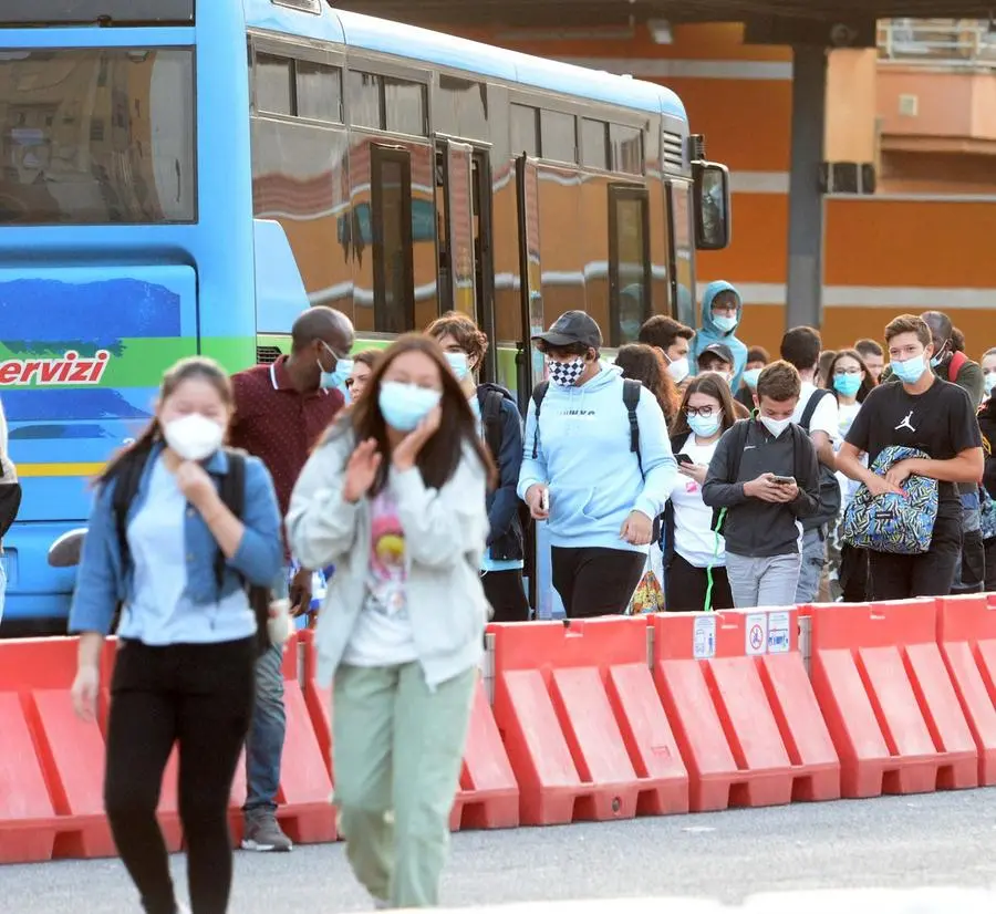 Un gruppo di studenti alla stazione degli autobus cittadina - © www.giornaledibrescia.it