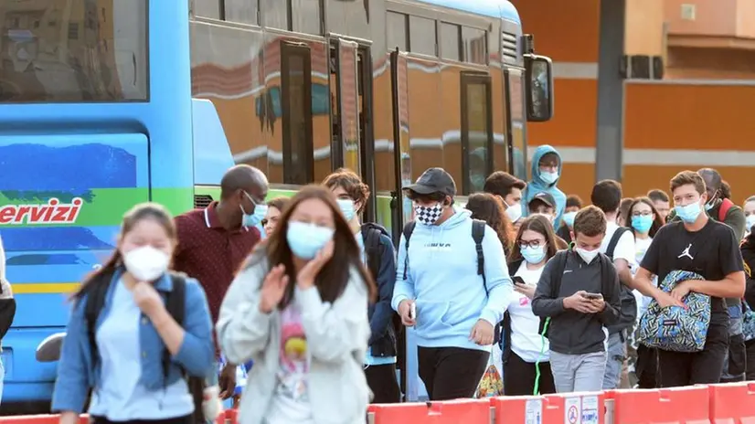 Un gruppo di studenti alla stazione degli autobus cittadina - © www.giornaledibrescia.it