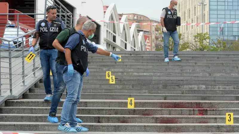 In via Folonari gli agenti della Polizia raccolgono elementi utili per le indagini