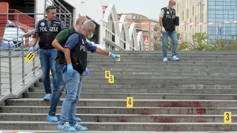 In via Folonari gli agenti della Polizia raccolgono elementi utili per le indagini