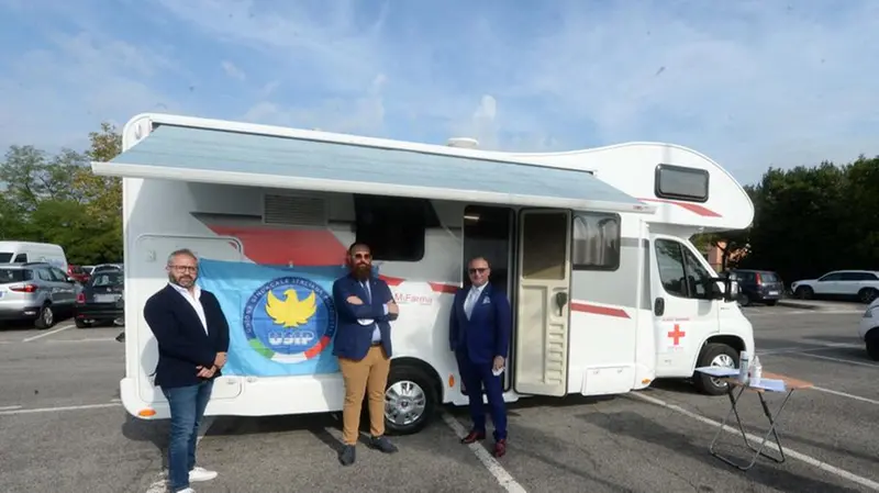 Il camper allestito all'esterno della Questura di Brescia