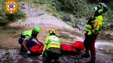 Il recupero del ragazzo di 17 anni caduto nel torrente