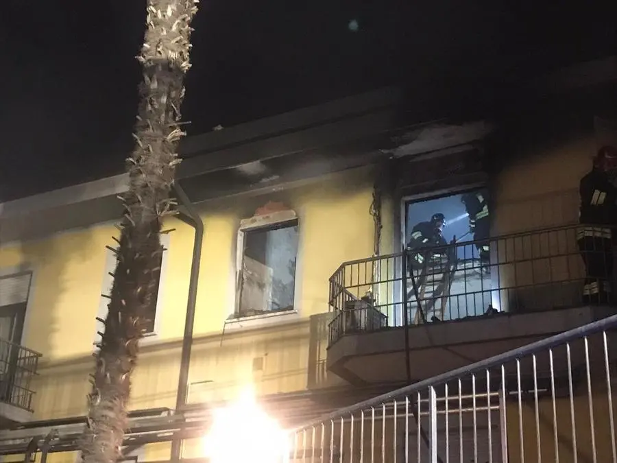 Nella notte il fuoco si è propagato da un appartamento a Sirmione