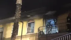 Nella notte il fuoco si è propagato da un appartamento a Sirmione