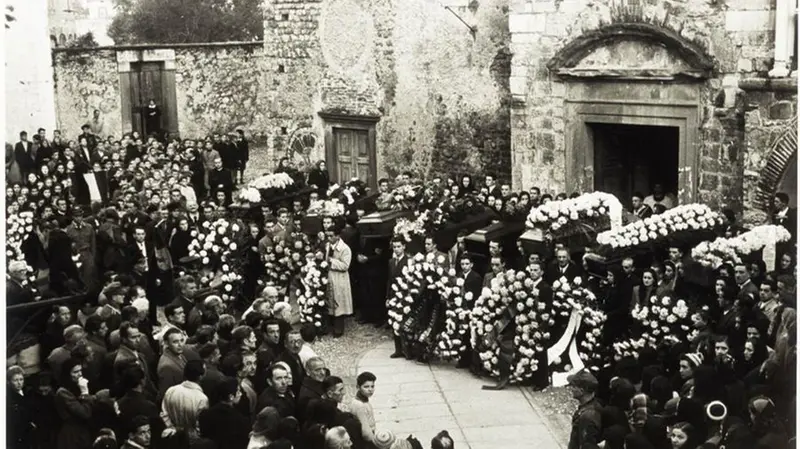 Iseo, i funerali delle vittime del mitragliamento del 1944 - Foto Sbardolini, Iseo