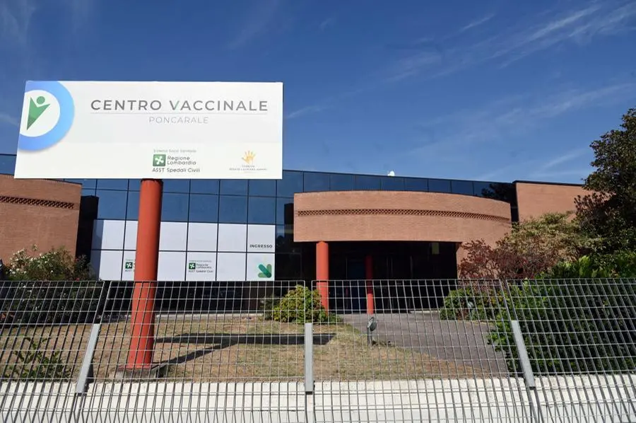 L'inaugurazione del nuovo centro vaccinale di Poncarale