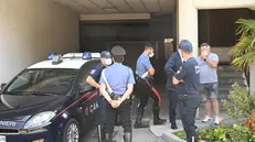 I carabinieri fuori dalla palazzina ad Agnosine