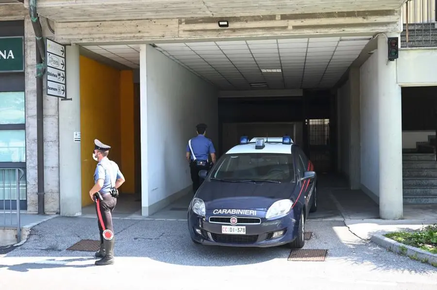 Carabinieri all'ingresso della palazzina di Agnosine, teatro del terribile delitto - Foto Gabriele Strada /Neg © www.giornaledibrescia.it