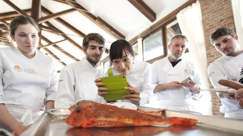 Una lezione in laboratorio a Pollenzo - © www.giornaledibrescia.it