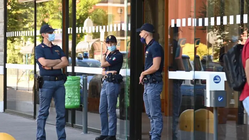 Forze dell'ordine in stazione a Desenzano del Garda