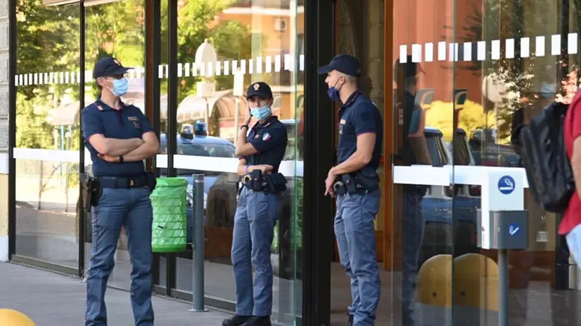Forze dell'ordine in stazione a Desenzano del Garda