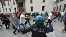 No Green Pass, scontri tra manifestanti e forze dell'ordine a Milano