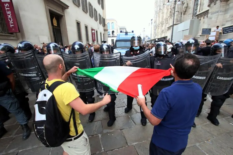 No Green Pass, scontri tra manifestanti e forze dell'ordine a Milano