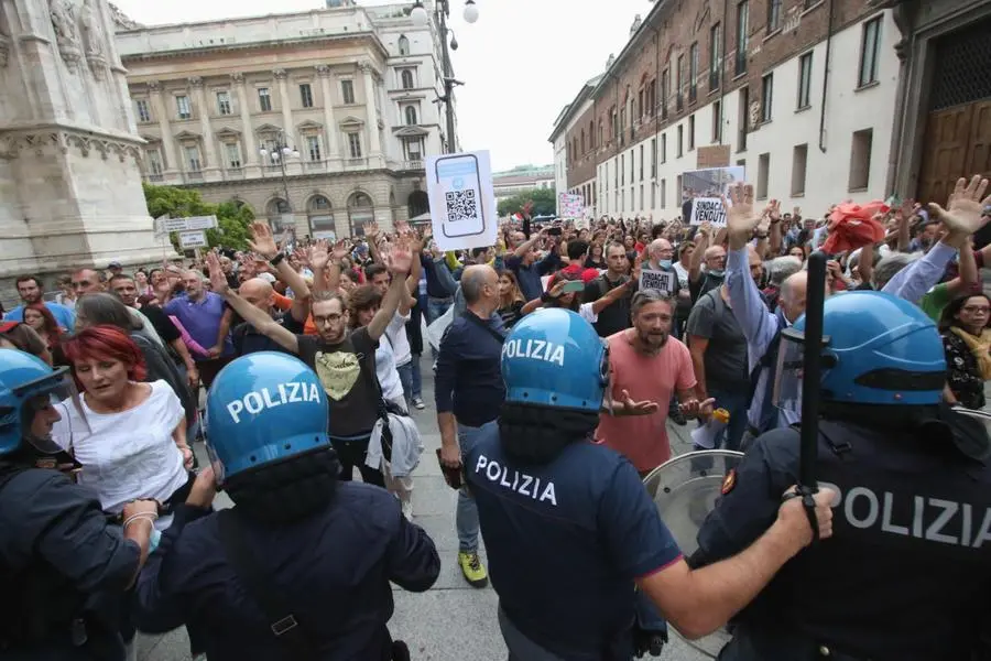 No Green Pass, scontri tra manifestanti e forze dell'ordine a Milano