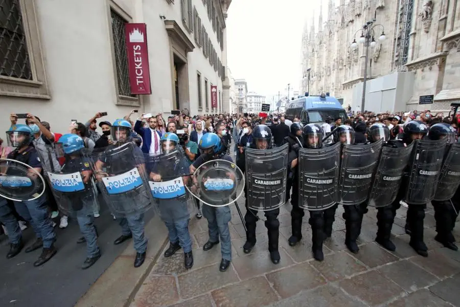 No Green Pass, scontri tra manifestanti e forze dell'ordine a Milano