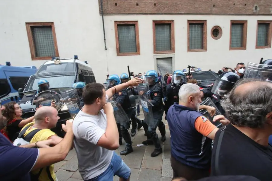 No Green Pass, scontri tra manifestanti e forze dell'ordine a Milano