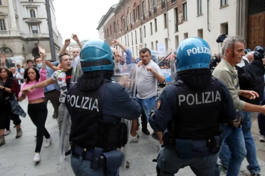 No Green Pass, scontri tra manifestanti e forze dell'ordine a Milano