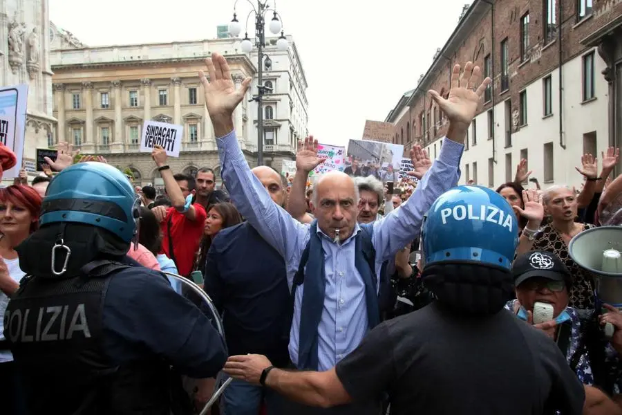 No Green Pass, scontri tra manifestanti e forze dell'ordine a Milano