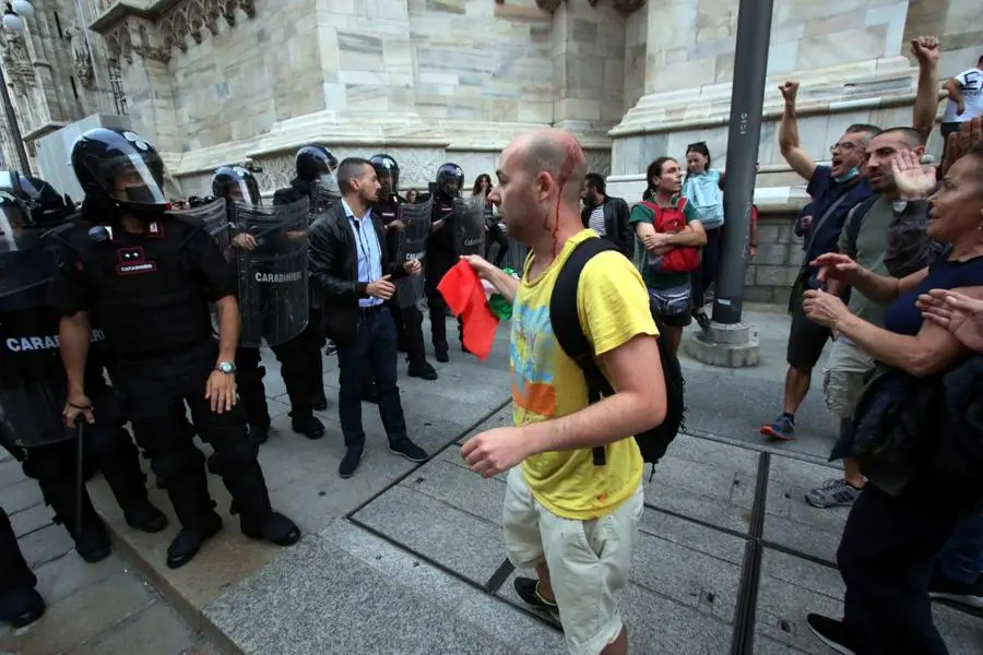 No Green Pass, scontri tra manifestanti e forze dell'ordine a Milano