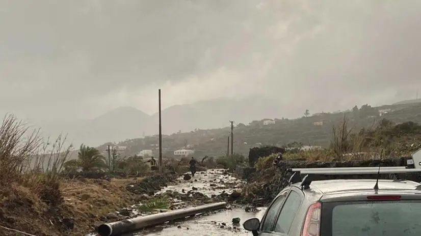 Una strada devastata dopo la tromba d'aria a Pantelleria - Foto Ansa © www.giornaledibrescia.it