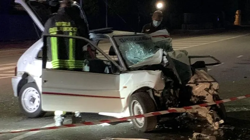 L'auto si è schiantata contro un cassone per la raccolta verde