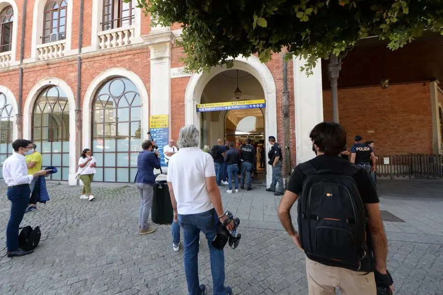 Più agenti di Polizia che manifestanti in stazione a Brescia