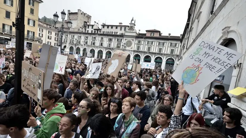 Una manifestazione per il clima in piazza Loggia nel 2019 - Foto New Eden Group © www.giornaledibrescia.it