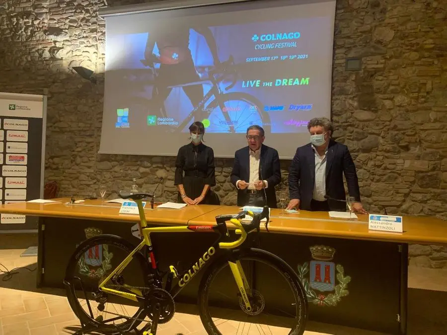 La presentazione del Colnago Festival, la bici in primo piano è quella con cui Tadej Pogačar ha vint