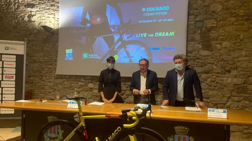 La presentazione del Colnago Festival, la bici in primo piano è quella con cui Tadej Pogačar ha vint